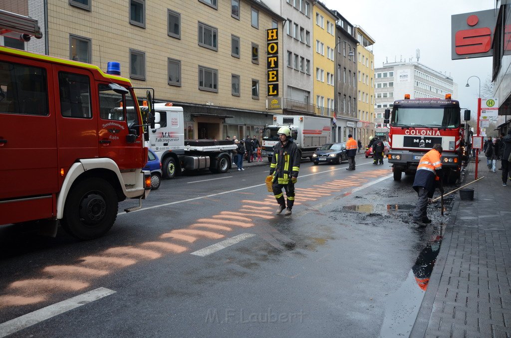 Stadtbus fing Feuer Koeln Muelheim Frankfurterstr Wiener Platz P247.JPG